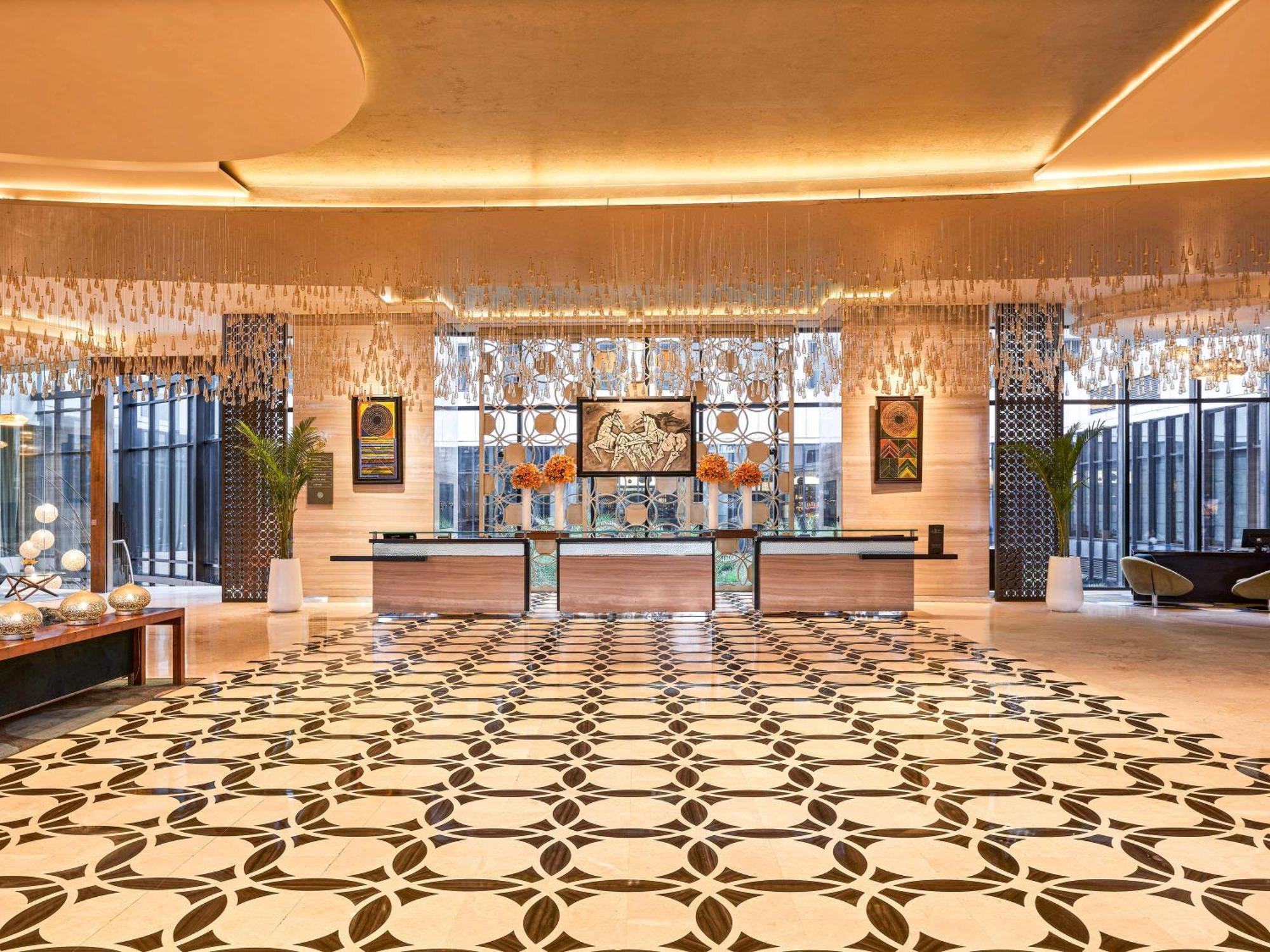 풀만 뉴델리 인터네셔널 에어포트- 아코르 럭셔리 브랜드 호텔 외부 사진 The lobby of the hotel