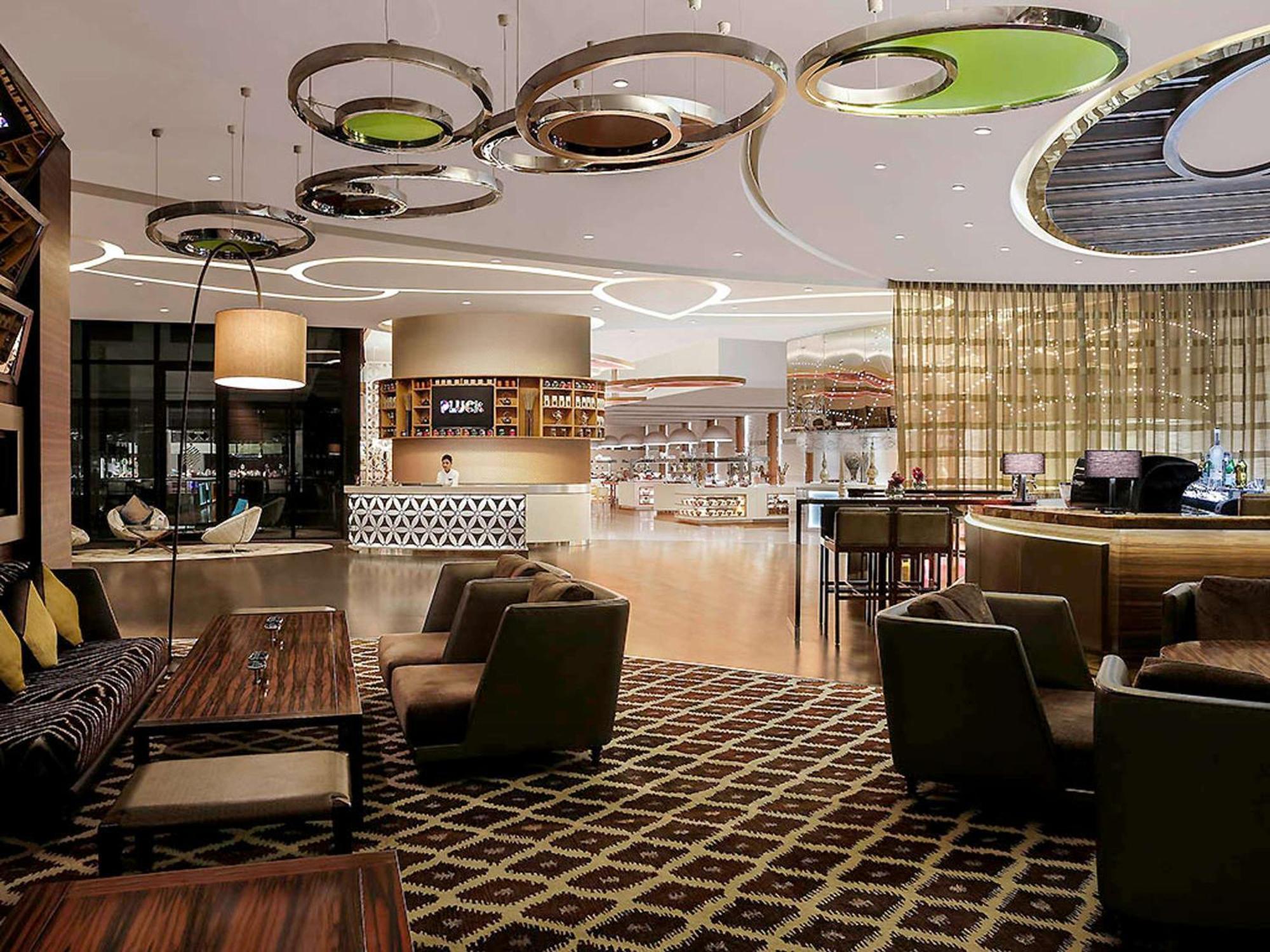 풀만 뉴델리 인터네셔널 에어포트- 아코르 럭셔리 브랜드 호텔 외부 사진 The lounge at the airport