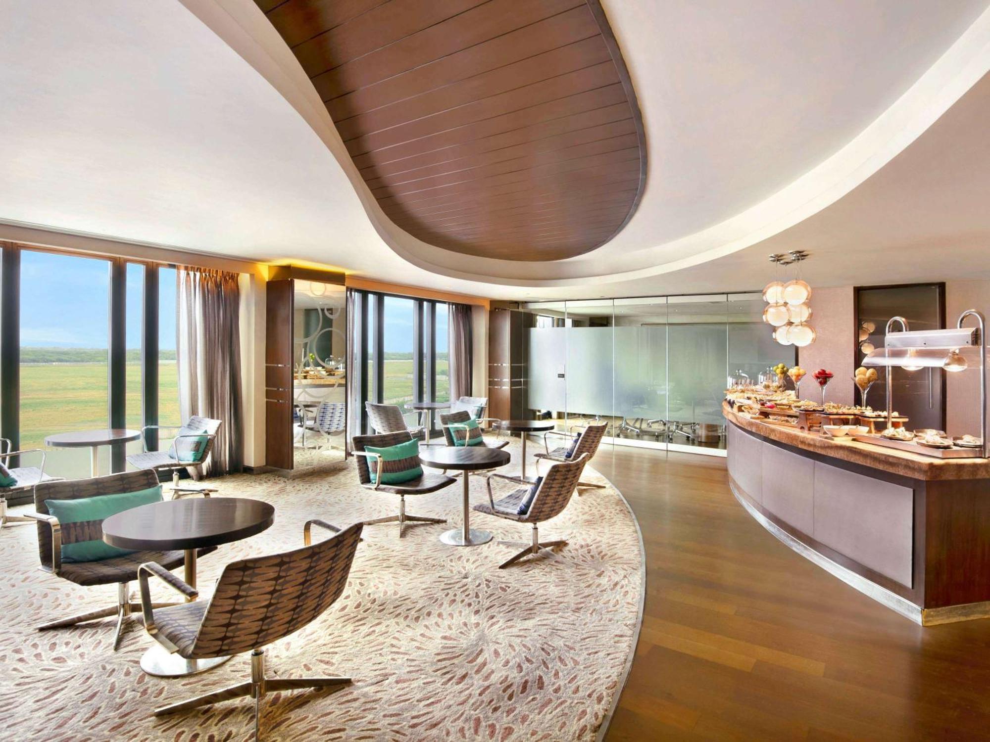 풀만 뉴델리 인터네셔널 에어포트- 아코르 럭셔리 브랜드 호텔 외부 사진 Club Lounge at KLIA